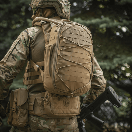 M-Tac STURM Elite -reppu kentällä, taktinen reppu MOLLE Laser Cut -paneelilla ja joustavilla sivutaskuilla, lyhyille tehtäville.