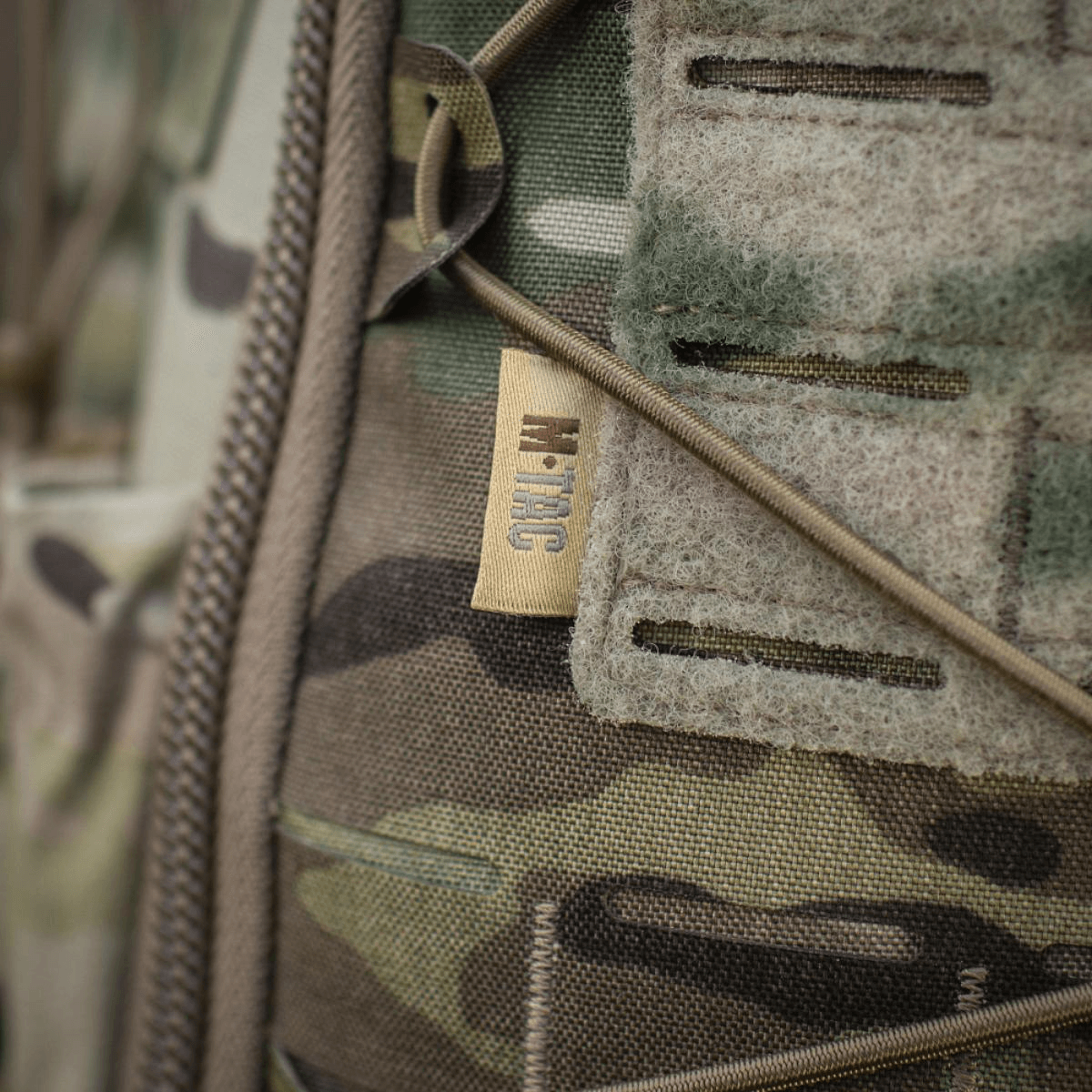 Lähikuva M-Tac STURM Elite -repusta camo-muotoilulla ja MOLLE-paneelilla.