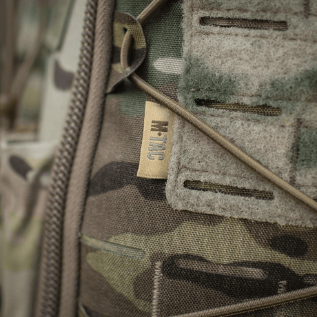 Lähikuva M-Tac STURM Elite -repusta camo-muotoilulla ja MOLLE-paneelilla.