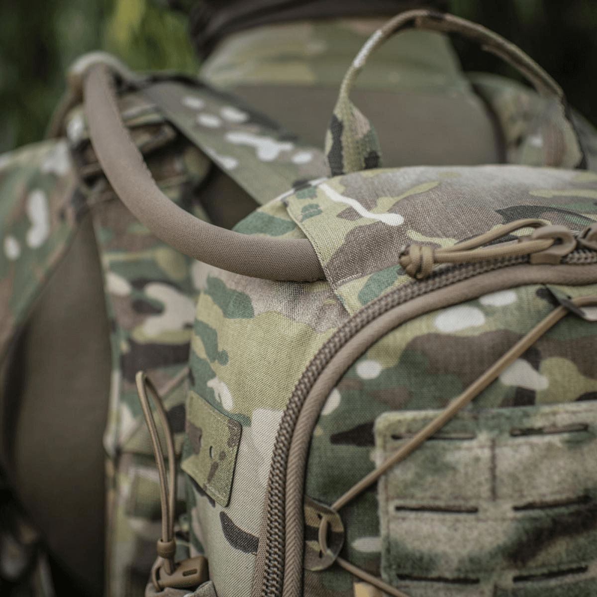 M-Tac STURM Elite -reppu camo-muotoilulla MOLLE Laser Cut -paneelilla ja Cordura-materiaalilla, tarkoitettu taktisiin kenttätilanteisiin.