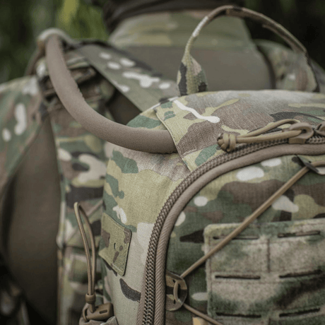 M-Tac STURM Elite -reppu camo-muotoilulla MOLLE Laser Cut -paneelilla ja Cordura-materiaalilla, tarkoitettu taktisiin kenttätilanteisiin.