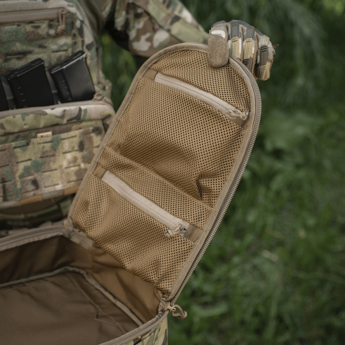 M-Tac STURM Elite -reppu avoimella tilalla, MOLLE Laser Cut -paneeli ja YKK-vetoketjut, soveltuu taktiseen säilytykseen kentällä.