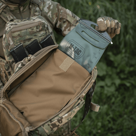 Sotilas M-Tac STURM Elite -repun kanssa ulkona, MOLLE-järjestelmä ja Cordura-materiaalit, näyttää tilavuuden ja taktisen muotoilun.