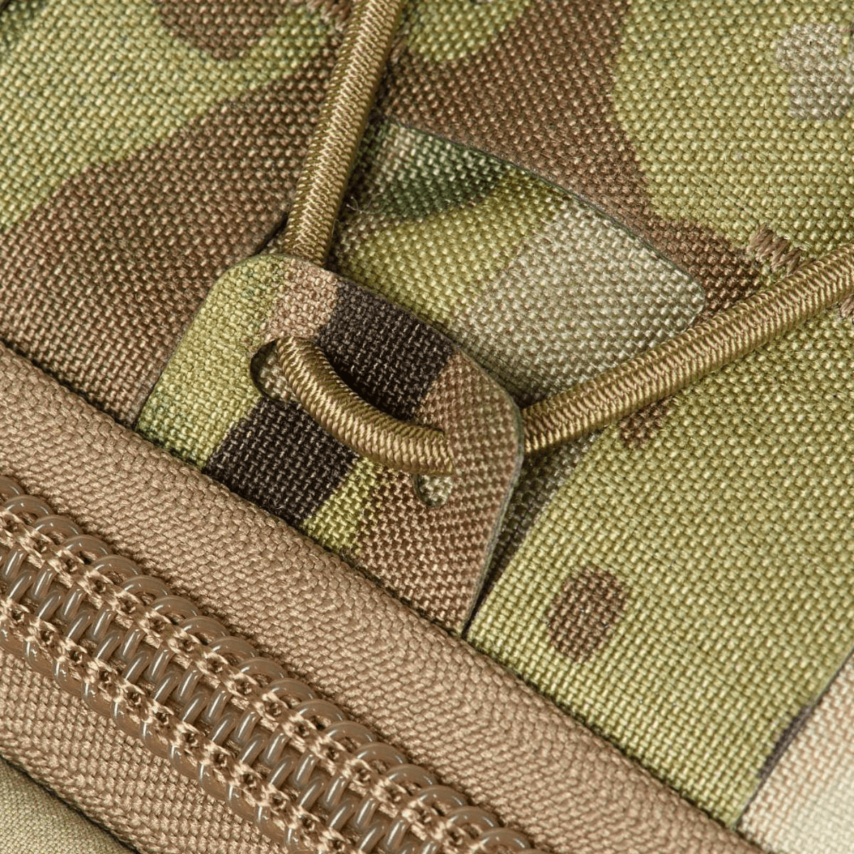 Lähikuva M-Tac STURM Elite -repusta camo-kuvio, Cordura-materiaali ja YKK-vetoketju.