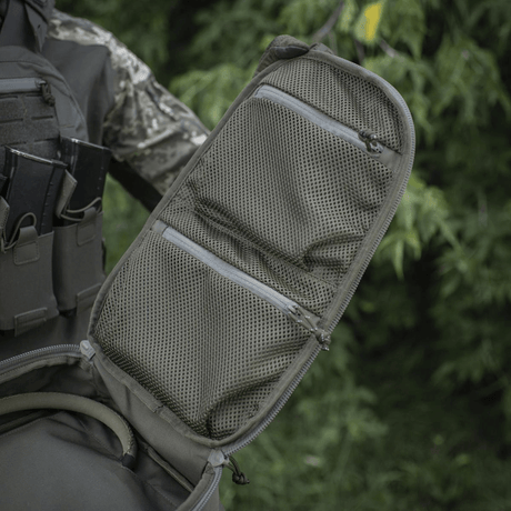 M-Tac STURM Elite -repun avoin tasku näyttää sisäverkotaskut ja säilytysmahdollisuudet taktilliselle varustukselle.