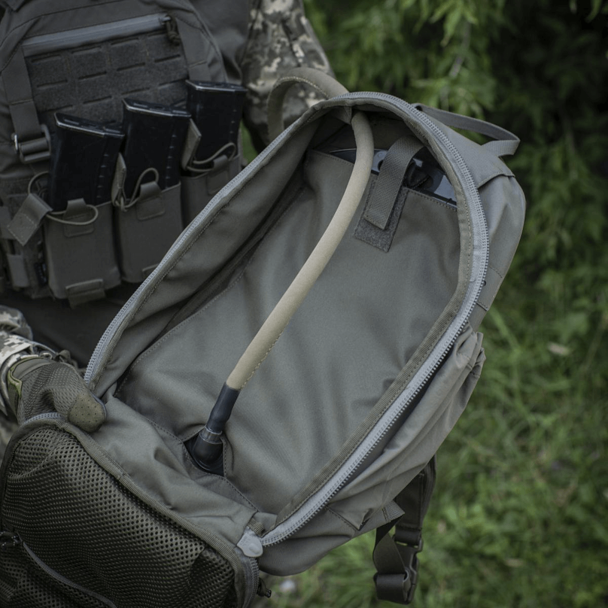 Kuva M-Tac STURM Elite -repusta tilavalla pääosastolla ja joustavilla sivutaskuilla, valmistettu kulutusta kestävästä Cordurasta taktiseen käyttöön.