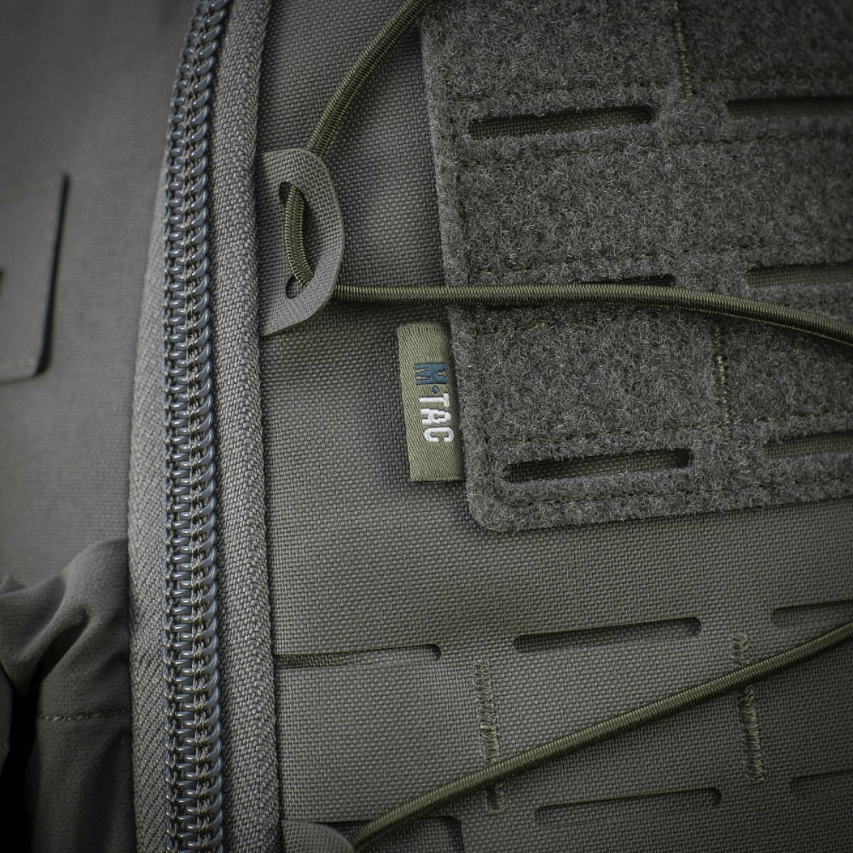 Lähikuva M-Tac STURM Elite -repusta näyttää Cordura-materiaalin ja Laser Cut MOLLE -muotoilun. Taktinen muotoilu lyhytaikaisiin tehtäviin.
