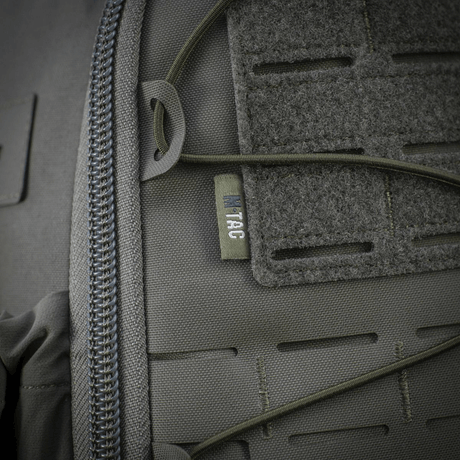 Lähikuva M-Tac STURM Elite -repusta näyttää Cordura-materiaalin ja Laser Cut MOLLE -muotoilun. Taktinen muotoilu lyhytaikaisiin tehtäviin.