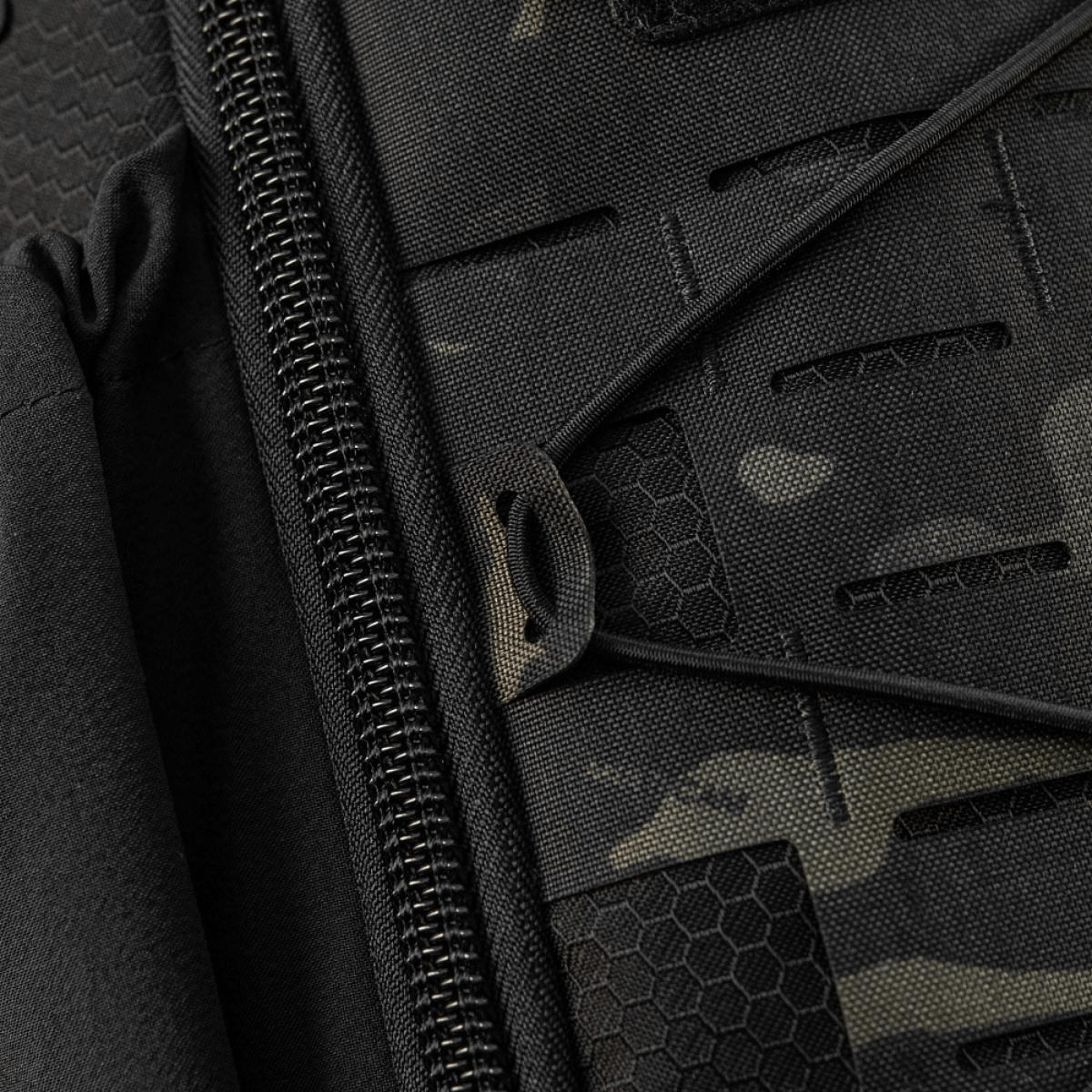 M-Tac STURM Elite -reppu yksityiskuva vetoketjusta ja MOLLE-paneelista Cordura-materiaalissa, suunniteltu taktiseen käyttöön.