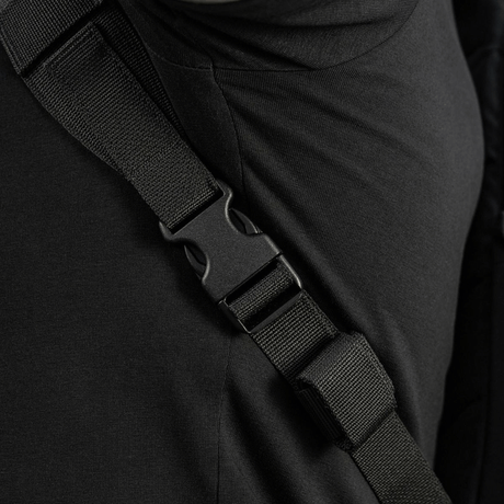 Lähikuva M-Tac STURM Elite -repusta vahvalla olkahihnalla ja YKK-soljella istuvuuden varmistamiseksi.