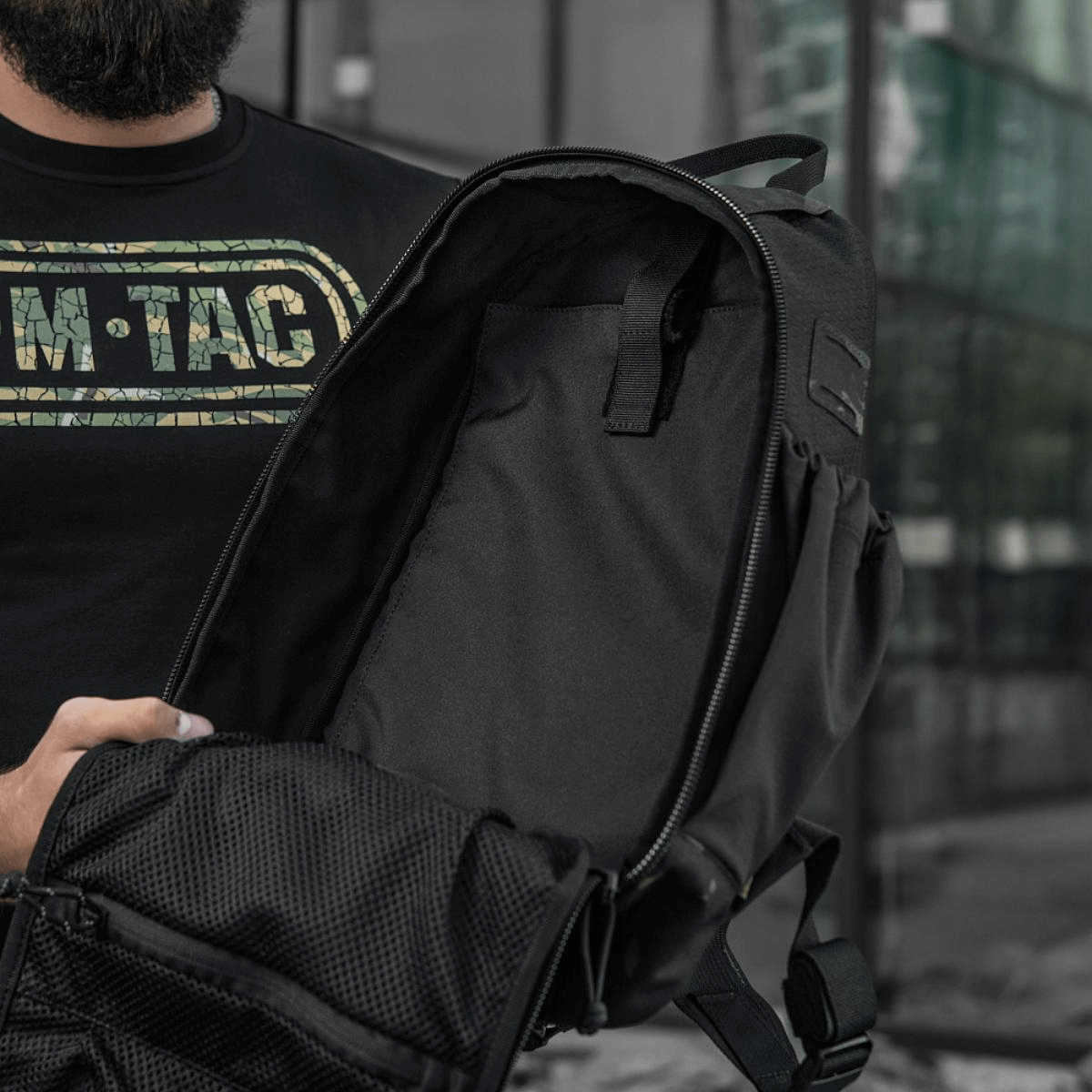 Avoin M-Tac STURM Elite -reppu sisänäkymällä, musta, taktiseen käyttöön, valmistettu Cordura-materiaalista.