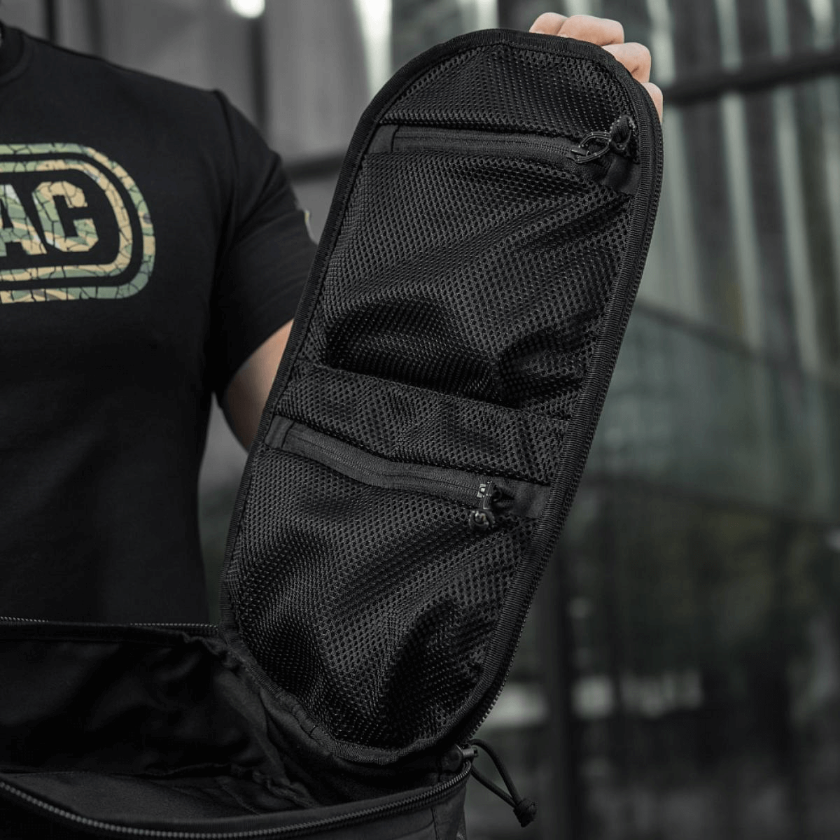 Avoin M-Tac STURM Elite -reppu vetoketjutaskuilla, musta taktinen reppu ulkokäyttöön.