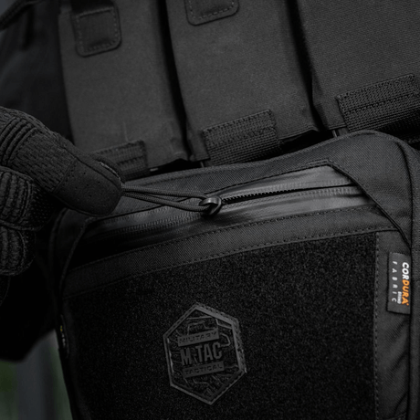 M-Tac Large Elite Gen.II -olkalaukku kestävästä Cordura 500D:stä, YKK-vetoketjut; lähikuva Velcro-paneelista ja logosta.