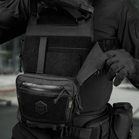M-Tac Large Elite Gen.II -olkalaukku käytössä taktisen operaattorin kanssa, Cordura 500D ja YKK-vetoketjut sekä Velcro-paneeli.