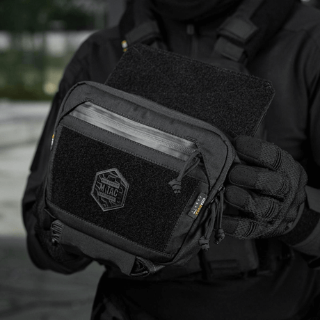 M-Tac Large Elite Gen.II -olkalaukku, musta, etu-Velcro-paneeli ja brändilogo, sopii taktiseen ja arkipäivän käyttöön.
