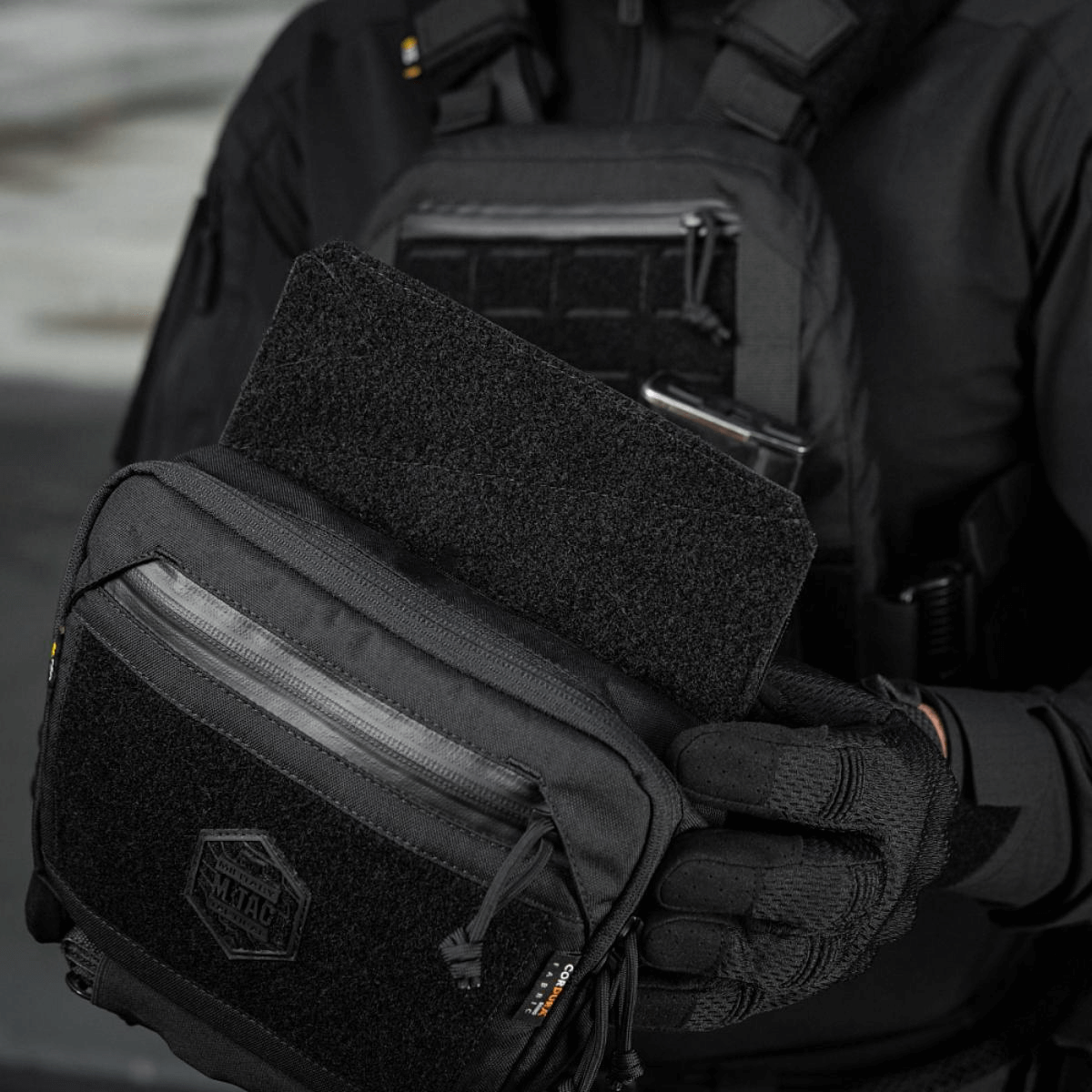 M-Tac Large Elite Gen.II -olkalaukku Cordura 500D:stä ja YKK-vetoketjuilla, näyttää etu-Velcro-paneelin logolla.