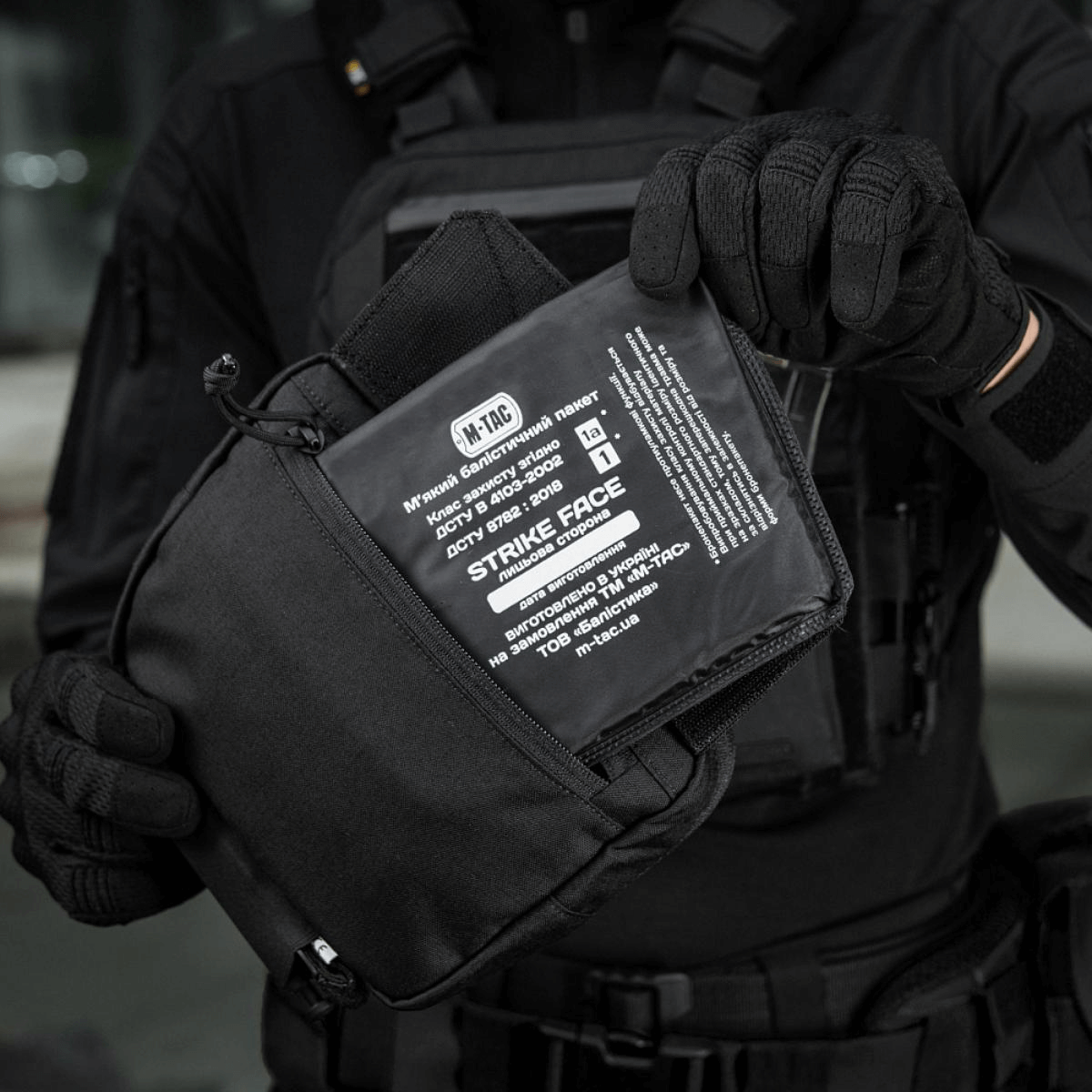 M-Tac Large Elite Gen.II -olkalaukku ballistisen lisäosan esittelyllä, Cordura 500D -materiaali, taktinen säilytys ja Velcro-paneeli.