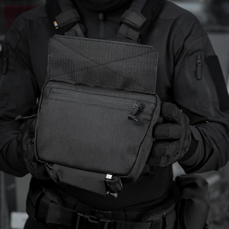 M-Tac Large Elite Gen.II -olkalaukku käytössä, pidetään henkilön toimesta, joka käyttää taktista vaatetusta; valmistettu Cordura 500D:stä.