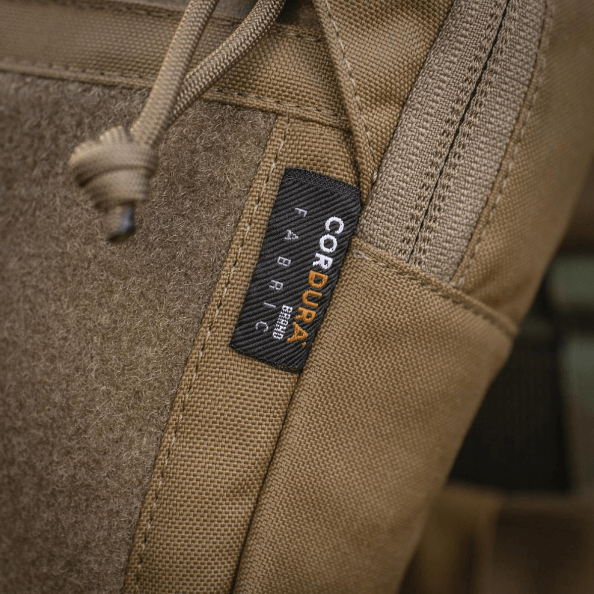 Lähikuva M-Tac Large Elite Gen.II -olkalaukusta Cordura 500D -materiaalissa, näkyvällä CORDURA-labelilla.