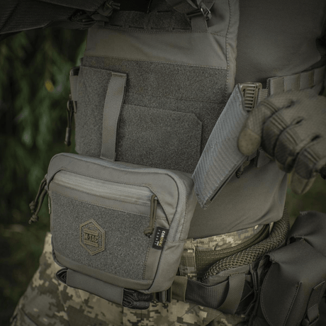 M-Tac Large Elite Gen.II olkalaukku käytössä, valmistettu kestävästä Cordura 500D:stä, luotettavat YKK-vetoketjut ja Velcro-paneeli.