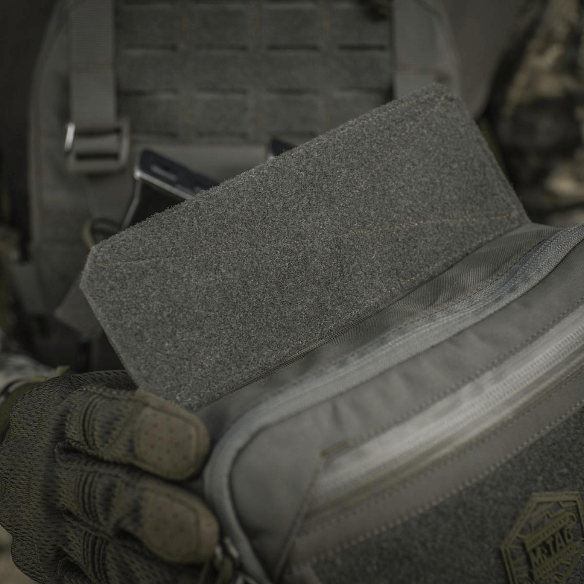 M-Tac Large Elite Gen.II olkalaukku Velcro-paneelilla ja tukevalla Cordura 500D -materiaalilla taktisten varusteiden säilytykseen.