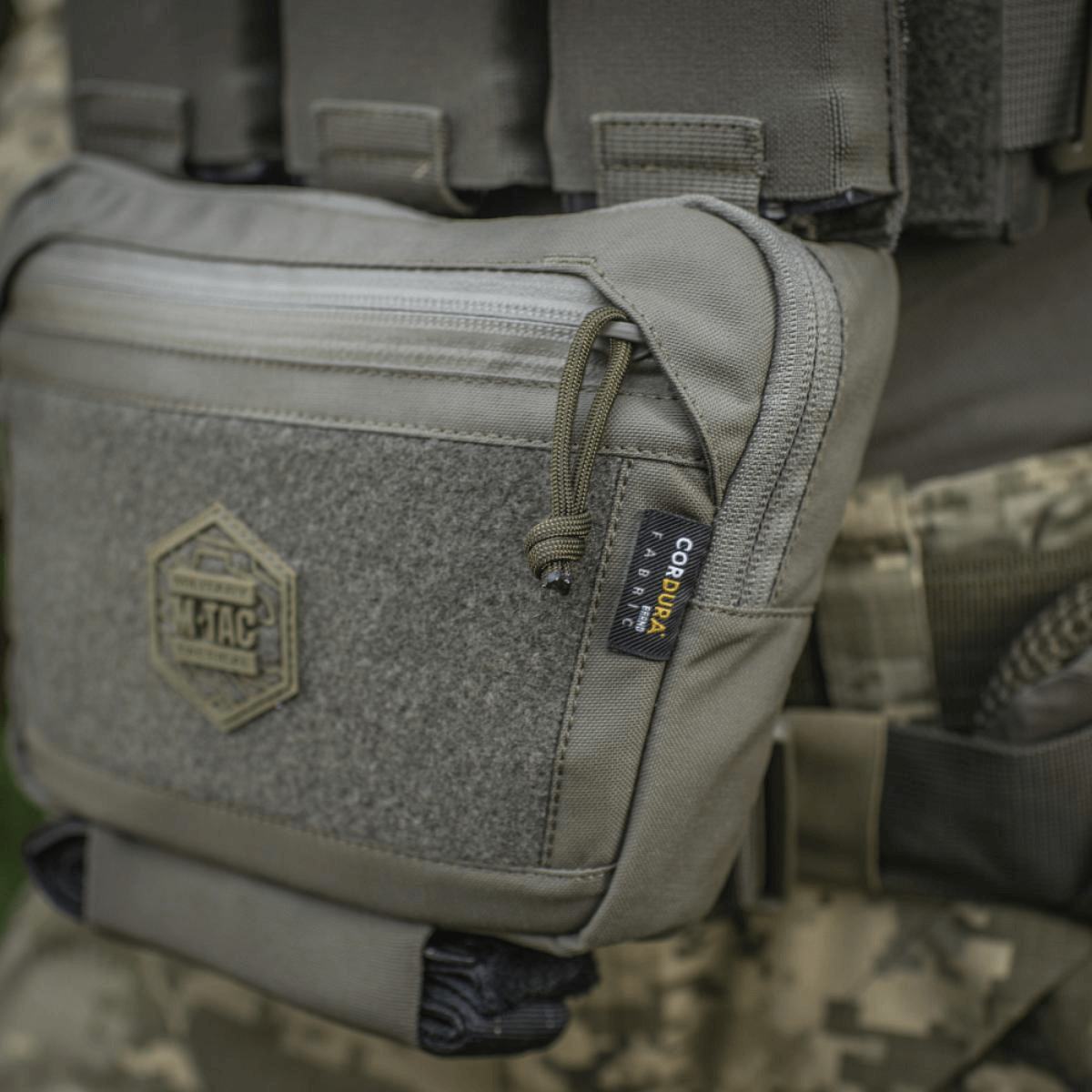 M-Tac Large Elite Gen.II olkalaukku käytössä, Cordura 500D -kangas ja YKK-vetoketjut, kuvassa taktinen varustus.