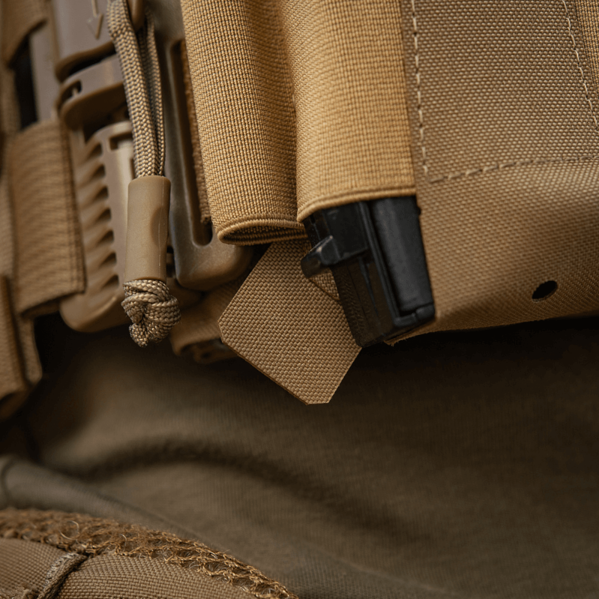 M-Tac etupaneeli Plate Carrier Cuirass QRS:lle, 4 lipasta, vankkaa elastista materiaalia, NIJ-sertifiointi, toimiva säilytys, galleria, sijainti 1.