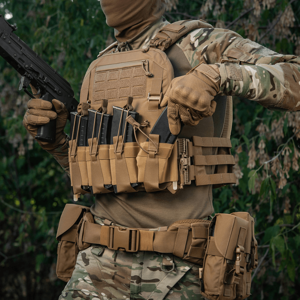M-Tac etupaneeli Plate Carrier Cuirass QRS:lle, 4 lipasta, elastista materiaalia, NIJ-sertifiointi, taktinen käyttö, galleria, sijainti 1.