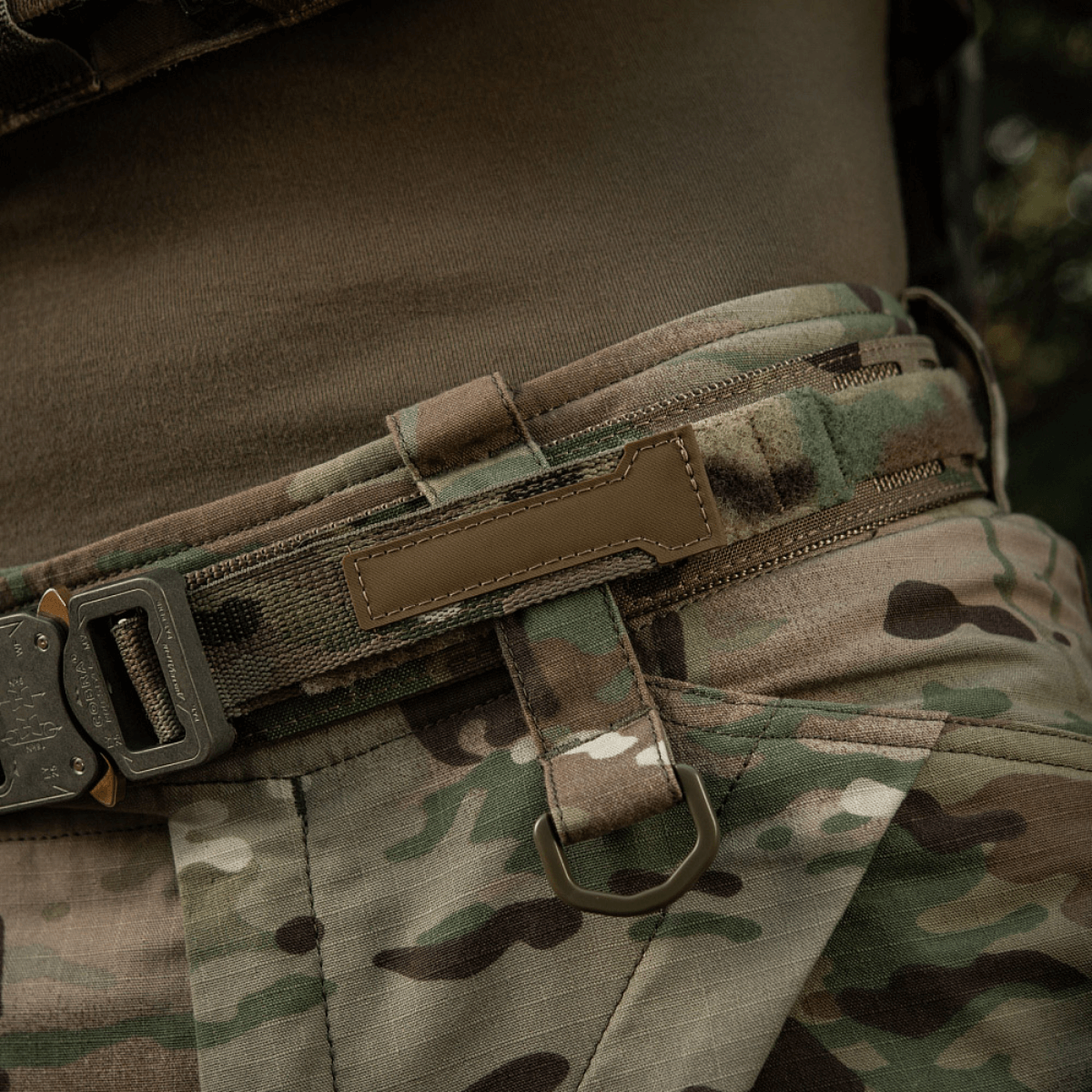 M-Tac Cobra Buckle taktinen vyö Laser Cut kamokuvioinnilla ja tukevalla lukolla, suunniteltu sotilas- ja poliisivarusteisiin.