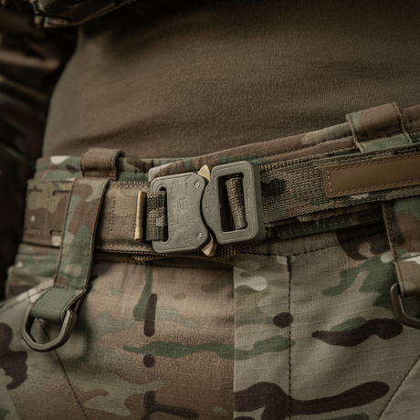 M-Tac Cobra Buckle taktinen vyö Laser Cut camouflage-univormussa, sopii sotilas- ja poliisikäyttöön.