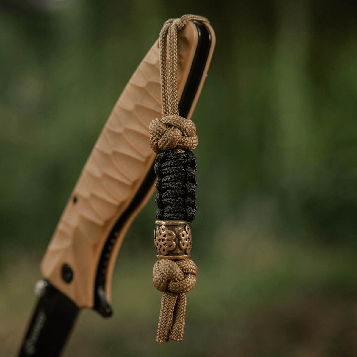 M-Tac Lanyard Scandinavian Small Chinese Knot koristehelmellä ja paracordilla veitsessä, tyylikäs lisävaruste varusteisiin.