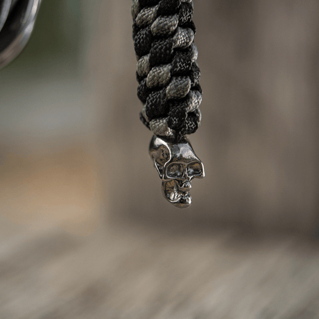 M-Tac Knife Lanyard Helix Skull punottu paracord ja kallodesign, lisää tyyliä taskuveitsiin ja helpottaa käsittelyä.