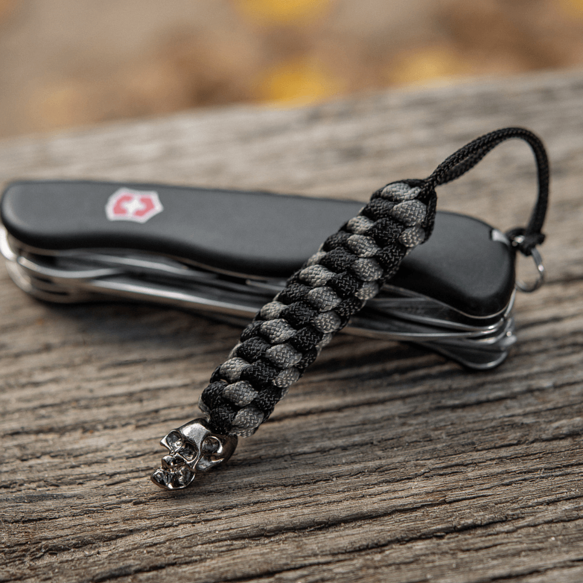 M-Tac Knife Lanyard Helix Skull punottu paracord taskuveitsille tyylikkäällä kallodesignilla, joustava kahvan jatke.