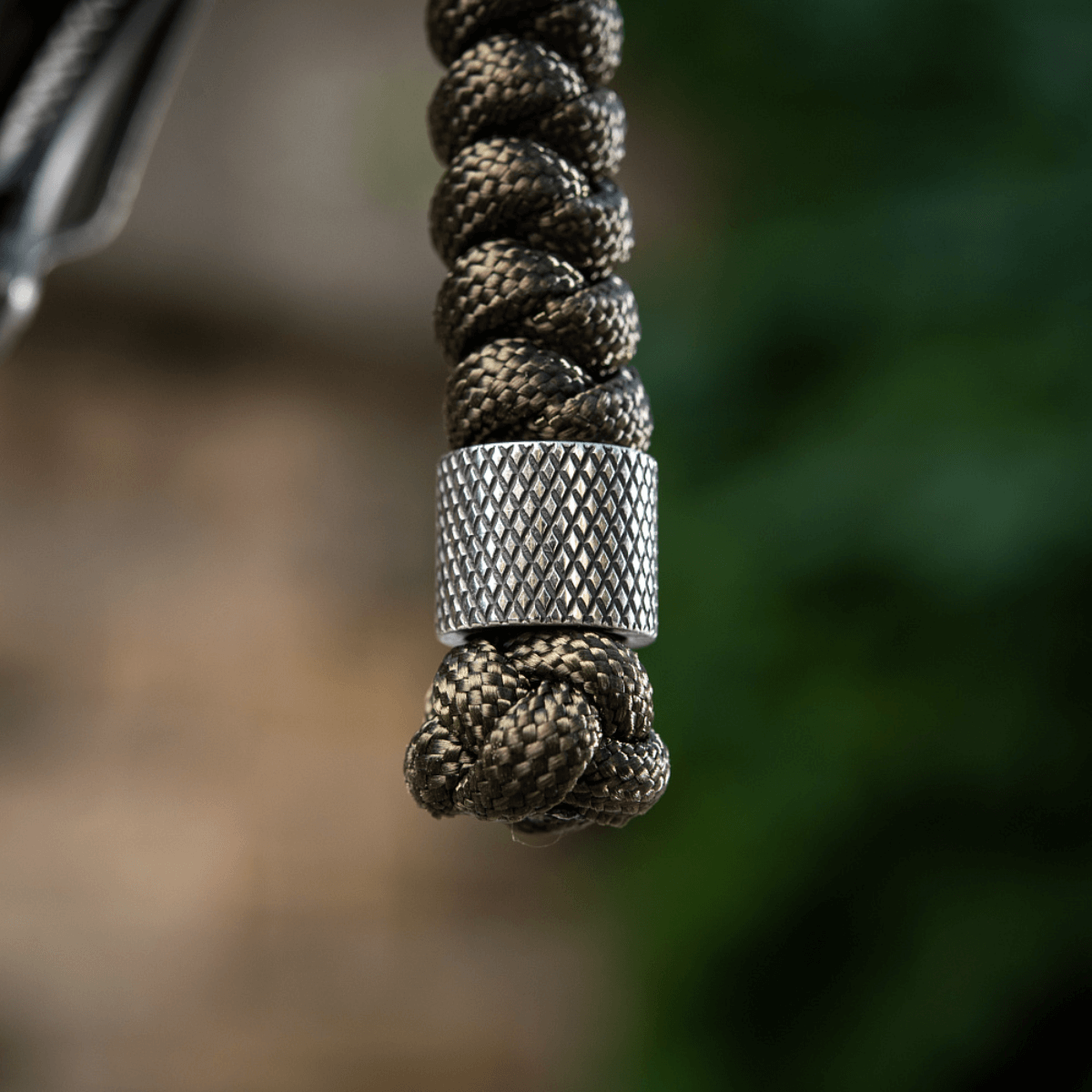 M-Tac Viper Lanyard Stainless Steel punotulla paracordilla ja ruostumattomalla teräshelmellä, joustava veitsilisävaruste nopeaan käyttöön.