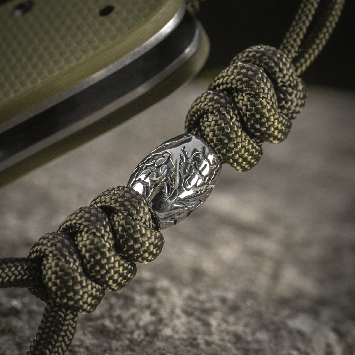 M-Tac Zeus Stainless Steel Lanyard, punottu paracord ja koristeellinen metallhelmi veitsessä, täydellinen nopeaan käyttöön.