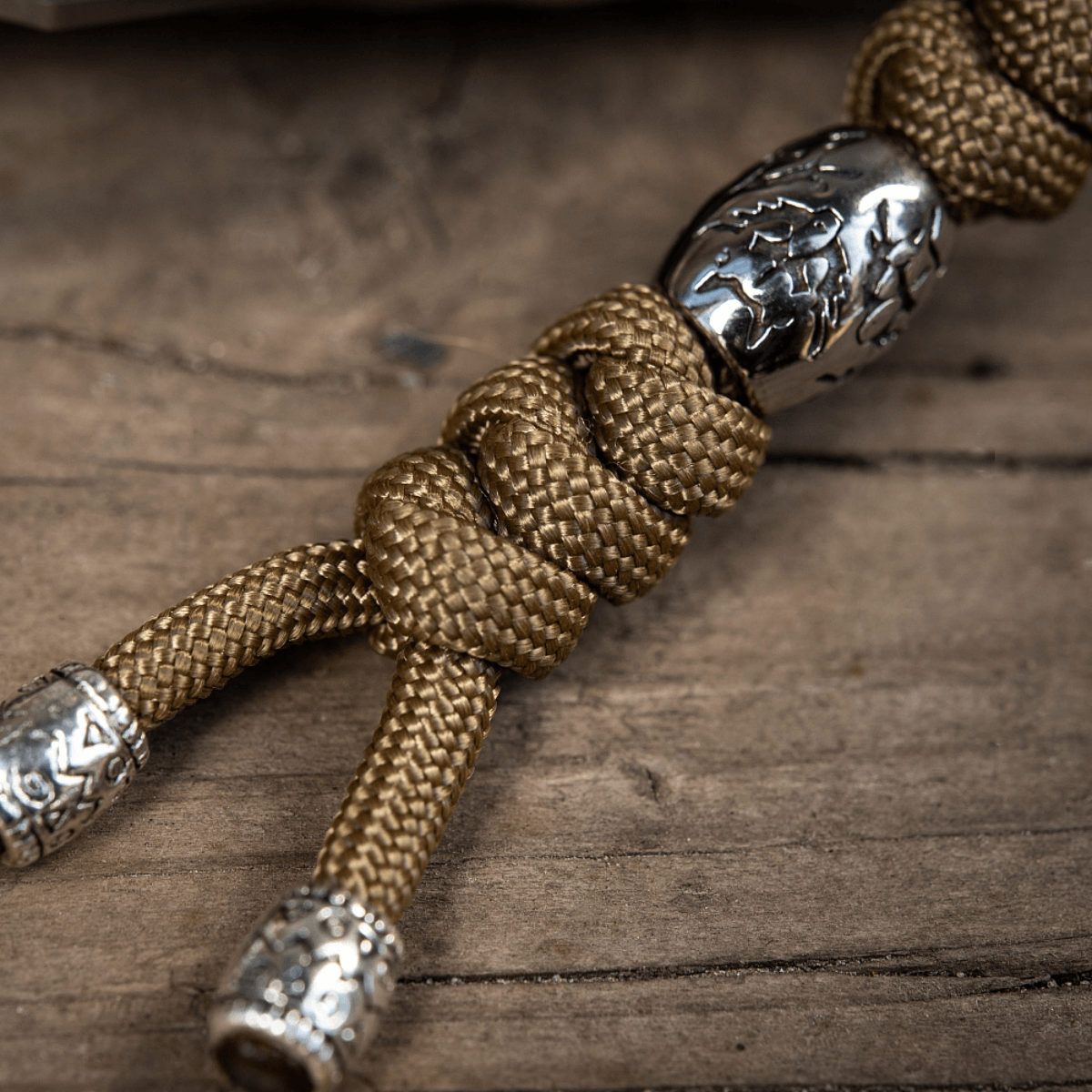 M-Tac Zeus Stainless Steel Lanyard punotulla paracordilla ja koristehelmillä, täydellinen veitselle tai varusteille.