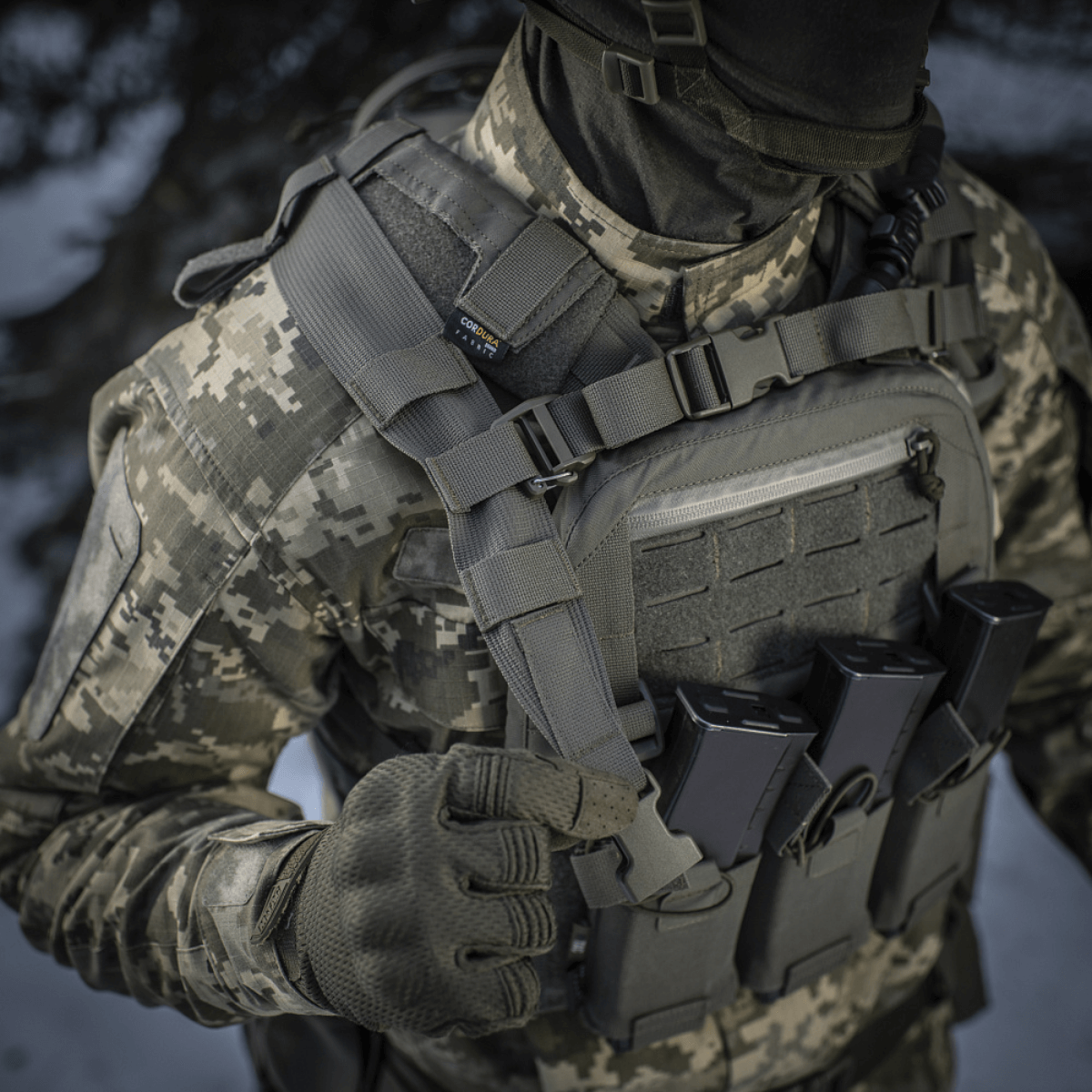 Sotilasvarusteet MOLLE Laser Cut -järjestelmällä ja maastopuvulla.