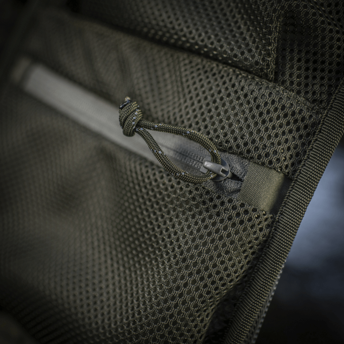 Yksityiskohta M-Tac Sturm Elite Gen.II:sta verkkotaskuilla EDC-varusteille ja Cordura-materiaalilla, ihanteellinen raid-käyttöön.