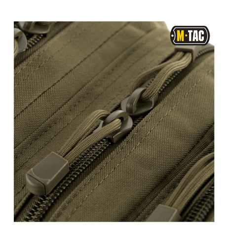 Lähikuva M-Tac Assault Packin vetoketjuista, MOLLE-järjestelmä ja pehmustetut olkahihnat.