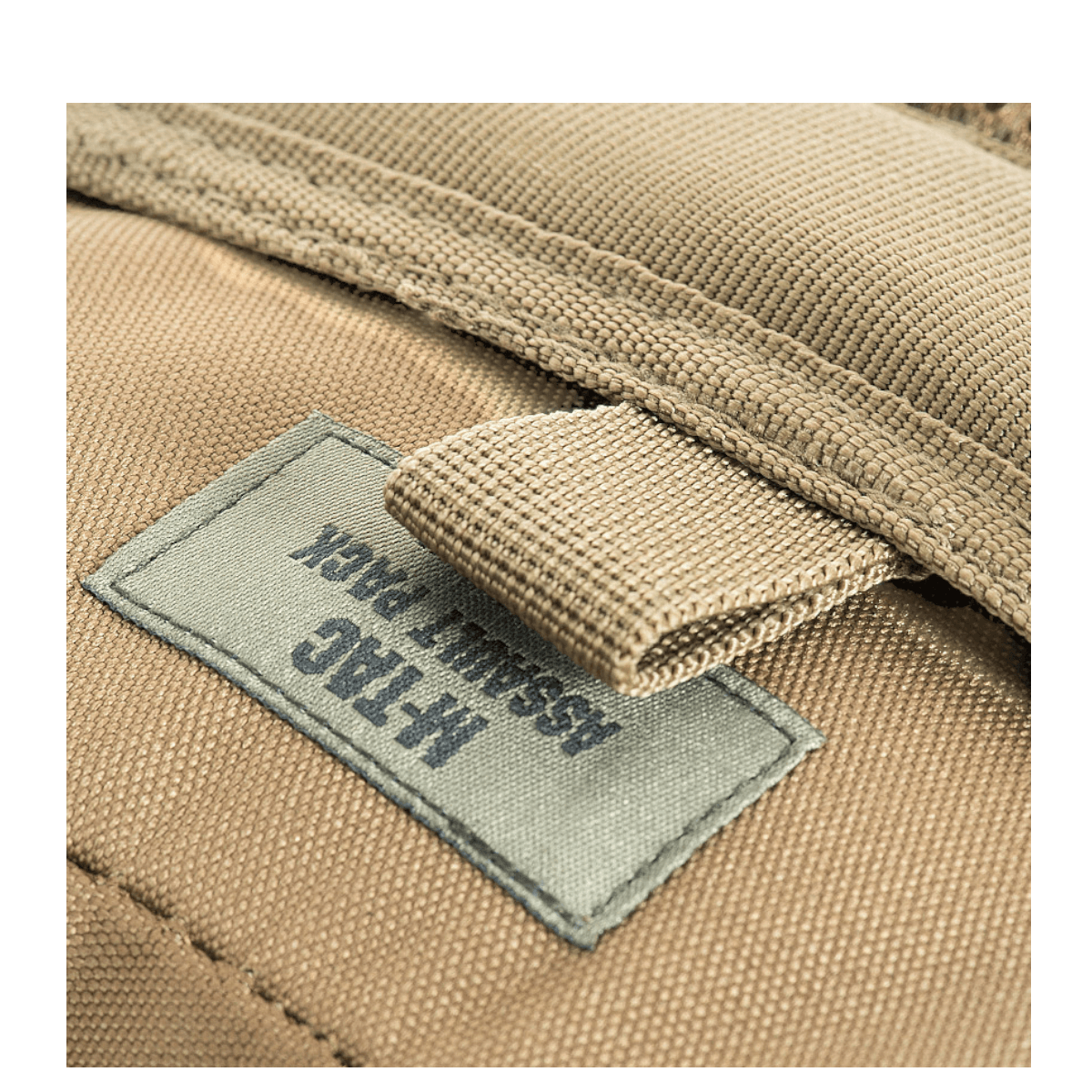 M-Tac Assault Pack, MOLLE-järjestelmä ja pehmustetut olkahihnat, lähikuva etiketistä beigen repun.