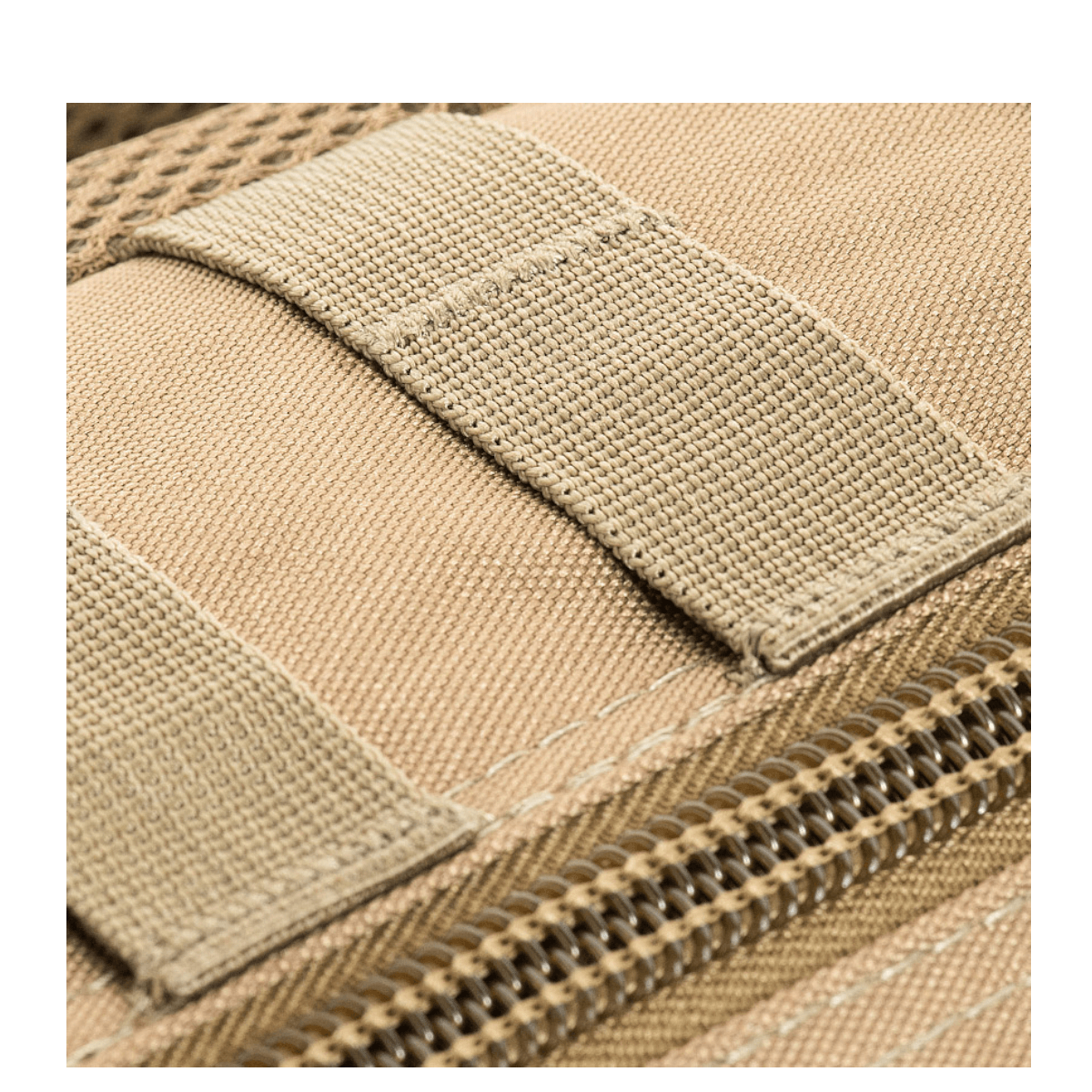 Lähikuva M-Tac Assault Packin MOLLE-järjestelmästä vetoketjusululla.