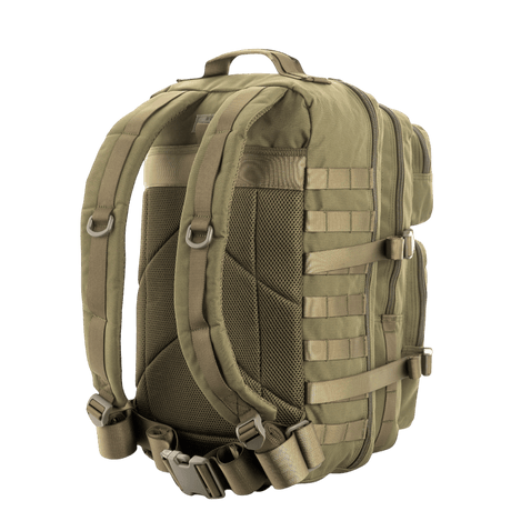 M-Tac Assault Pack MOLLE-kiinnitysjärjestelmällä ja kahdella päällistaskulla, nähty takaa. Ihanteellinen kaupunkikävelyihin tai lyhyille retkille.