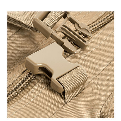 Lähikuva M-Tac Assault Packin sulusta, MOLLE-järjestelmä, vetoketju ja solki tukevassa kaupunkirepussa.