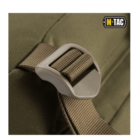 Lähikuva M-Tac Assault Packista, säädettävä olkahihna ja MOLLE-kiinnitysjärjestelmä, oliivinvihreä.