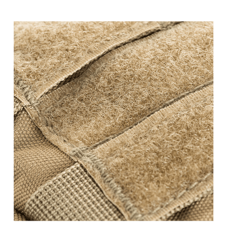 Lähikuva M-Tac Assault Packista, MOLLE-järjestelmä, beige materiaali.