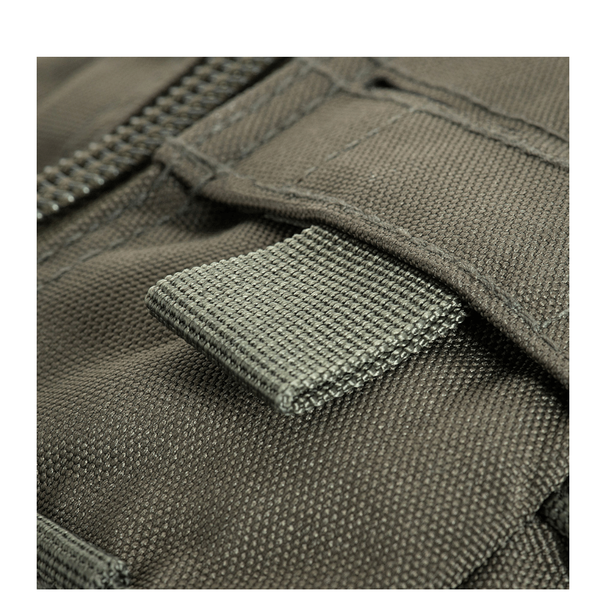 Lähikuva M-Tac Large Assault Pack Laser Cut -repusta, MOLLE-järjestelmä ja modulaarinen taskukiinnitys