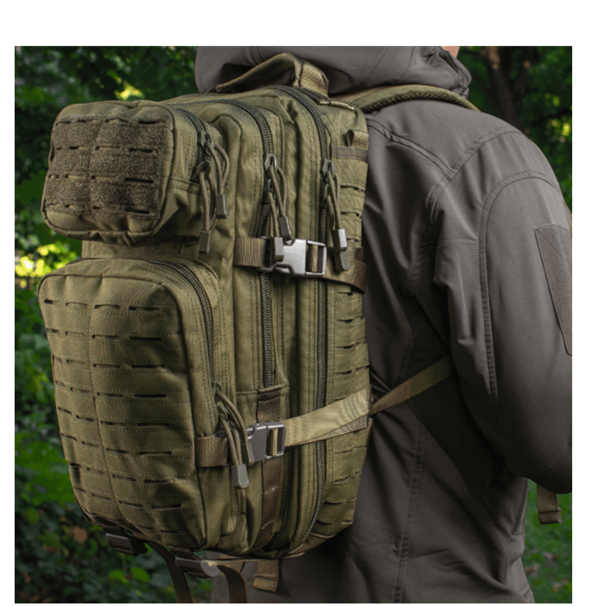 M-Tac Large Assault Pack Laser Cut -reppu pehmustetuilla olkahihnoilla, sivunäkymä luonnossa