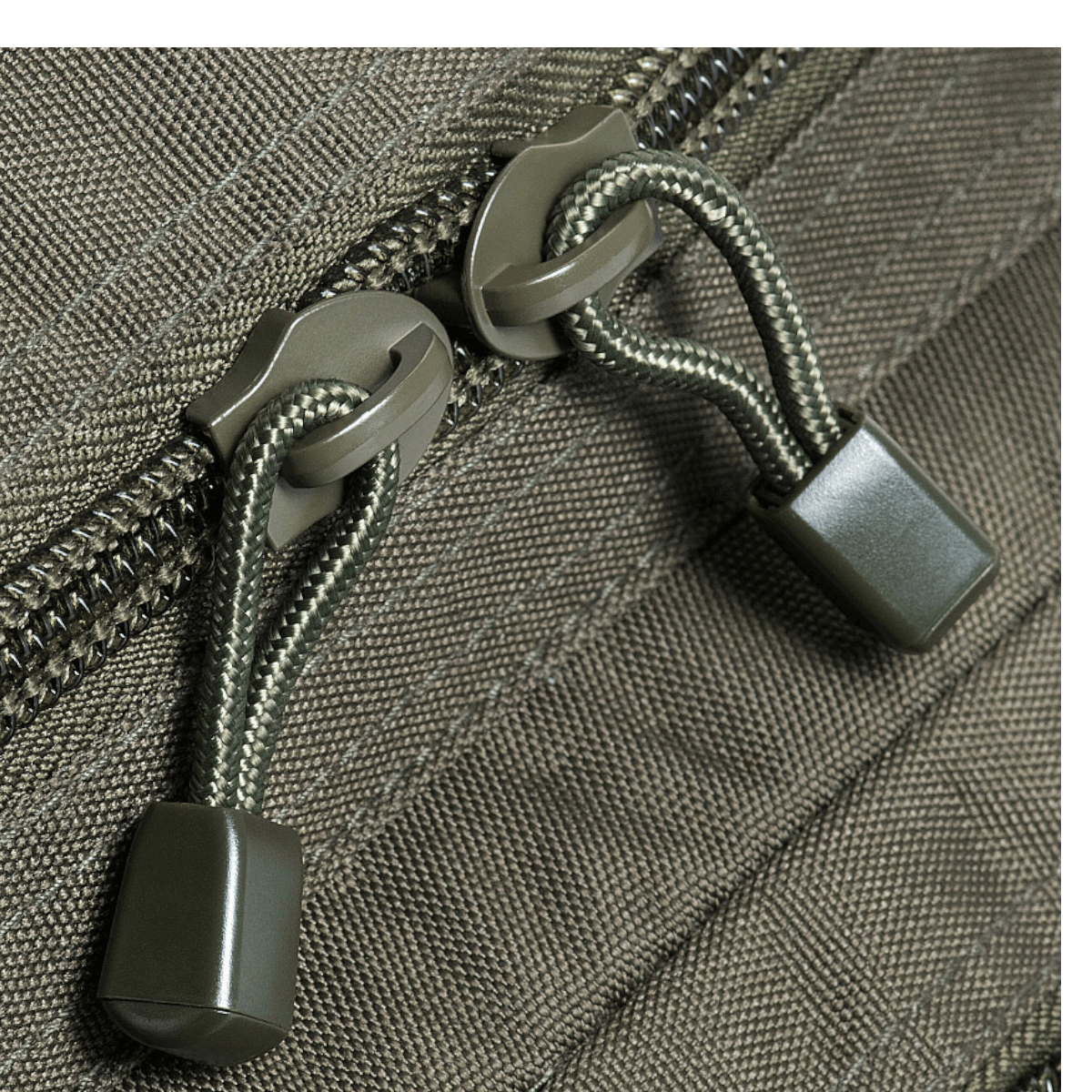 Lähikuva vetoketjuista M-Tac Large Assault Pack Laser Cut -repussa, tukeva rakenne ja MOLLE-järjestelmä
