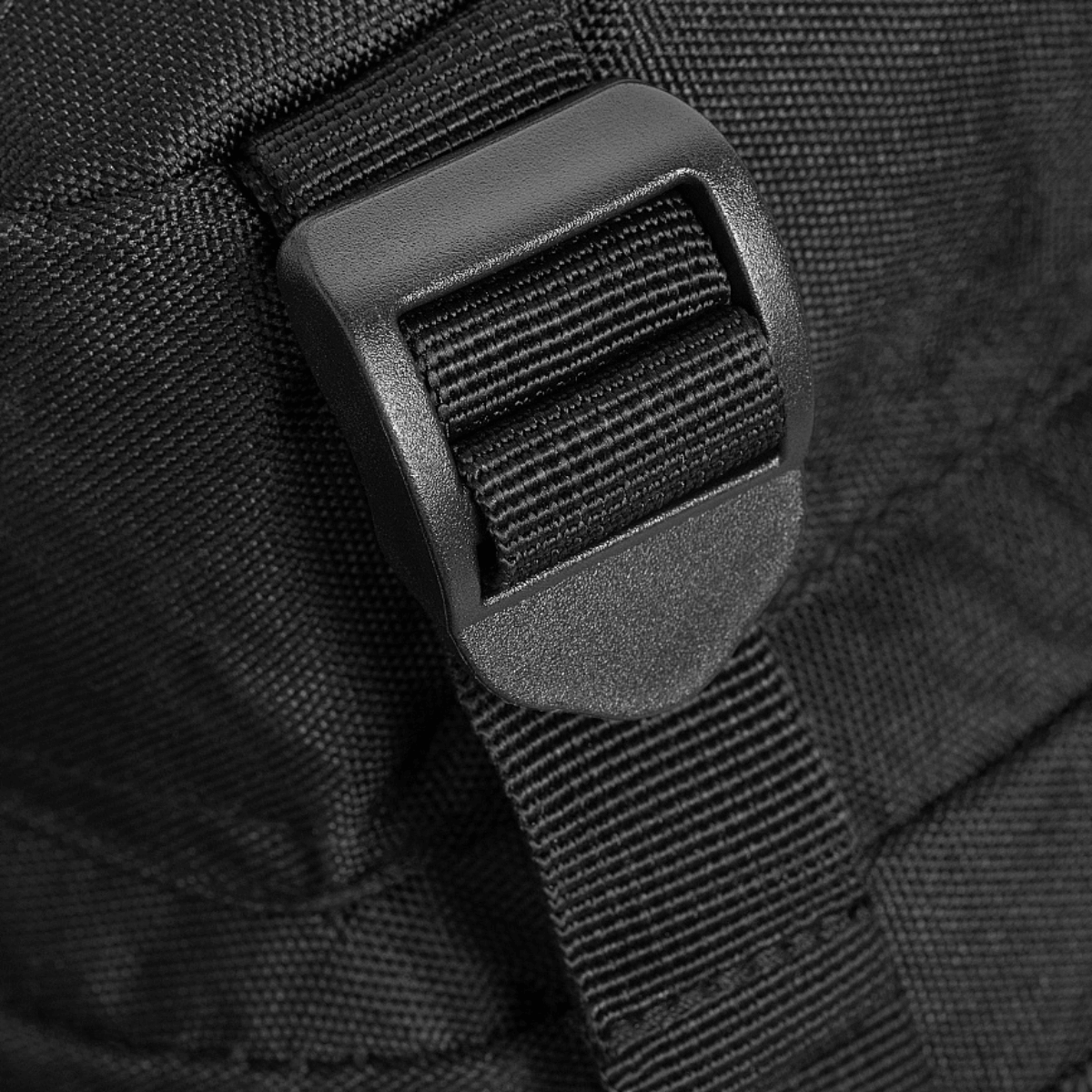 Lähikuva M-Tac Assault Pack Laser Cutin kestävästä hihnajärjestelmästä, helppo säätö.