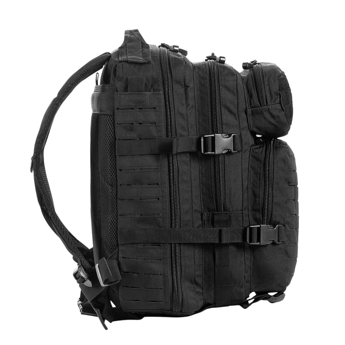 M-Tac Assault Pack Laser Cut, musta, kestävä polyesteri MOLLE-järjestelmällä, sivukuva säädettävillä remmeillä ja vetoketjutaskuilla.